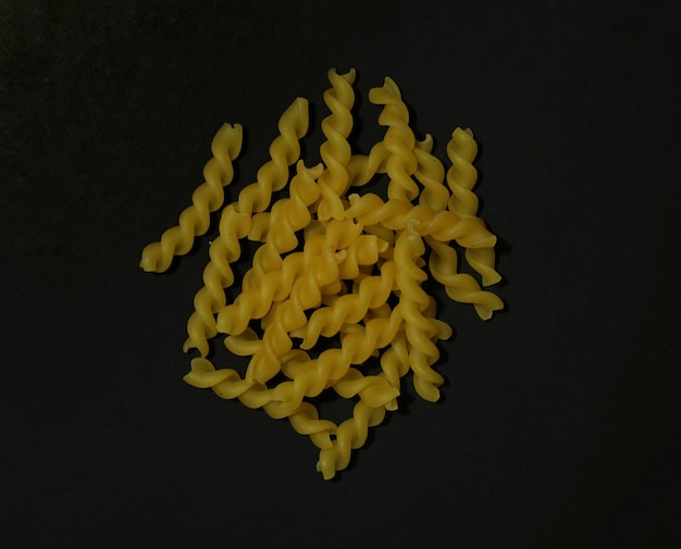 Macarrão Fusilli e Spaghetti em um fundo preto