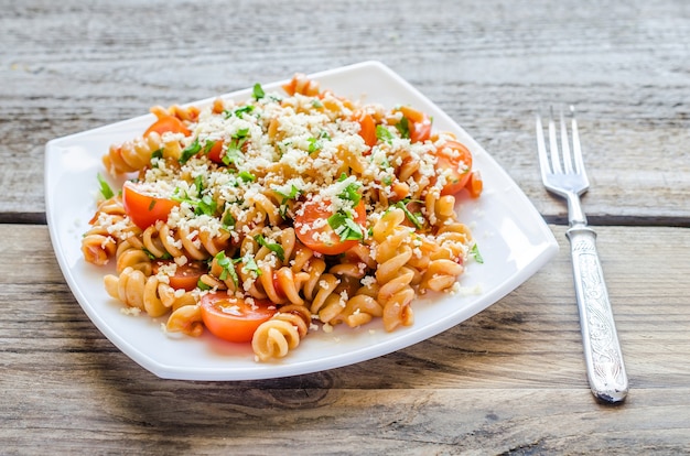 Macarrão fusilli integral com queijo e tomate cereja