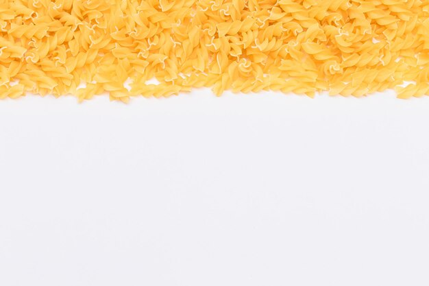 Macarrão fusilli não cozido com espaço de cópia