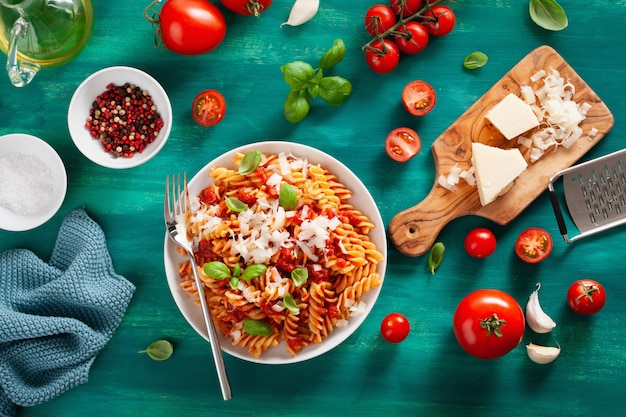 Macarrão fusilli saudável com manjericão parmesão e molho de tomate