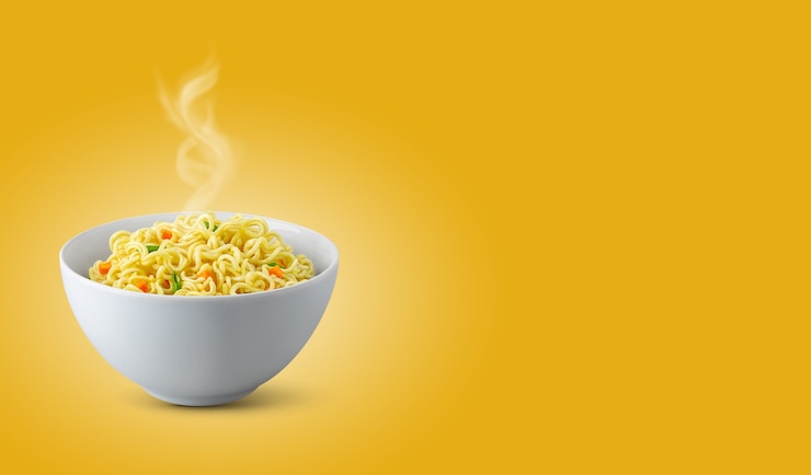 Foto macarrão instantâneo com vegetais em uma tigela branca sobre fundo amarelo / laranja com espaço para texto. macarrão delicioso cozido quente com vapor, ideia de conceito de fast food, modelo para publicidade