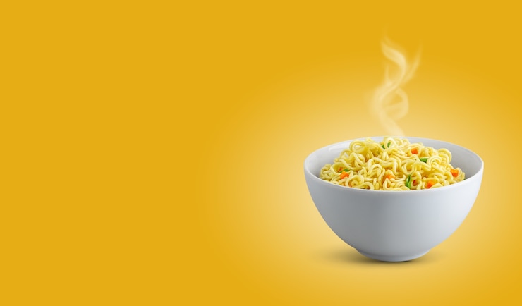 Foto macarrão instantâneo com vegetais em uma tigela branca sobre fundo amarelo / laranja com espaço para texto. macarrão delicioso cozido quente com vapor, ideia de conceito de fast food, modelo para publicidade