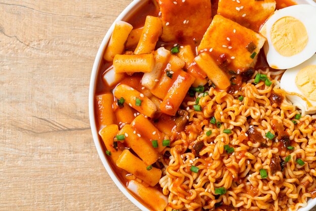 Macarrão instantâneo coreano com bolo de arroz coreano e bolo de peixe e ovo cozido - Rabokki - estilo de comida coreana