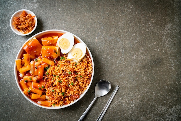 Macarrão instantâneo coreano com bolo de arroz coreano e bolo de peixe e ovo cozido - rabokki - estilo de comida coreana