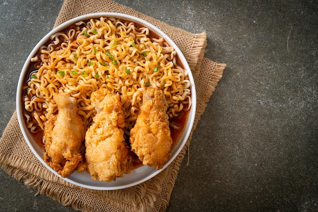 Macarrão instantâneo coreano com frango frito ou ramyeon de frango frito - estilo de comida coreana