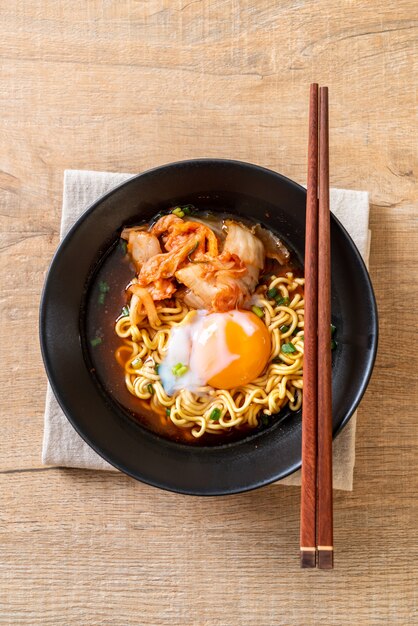 Macarrão instantâneo coreano com kimchi e ovo