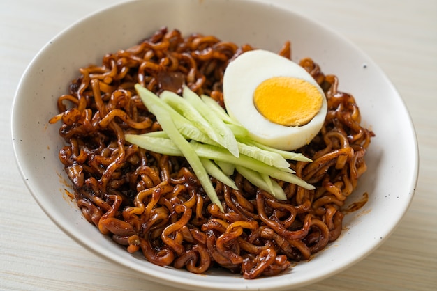 Macarrão Instantâneo Coreano com Molho de Feijão Preto coberto com pepino e ovo cozido (Jajangmyeon ou JJajangmyeon) - estilo de comida coreana