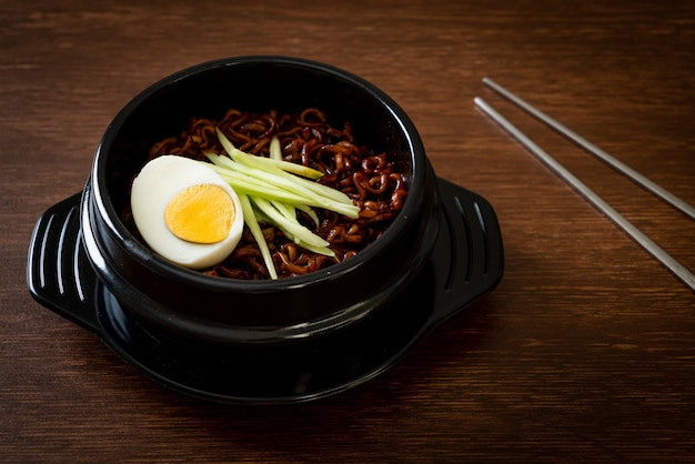 Macarrão Instantâneo Coreano com Molho de Feijão Preto coberto com pepino e ovo cozido (Jajangmyeon ou JJajangmyeon) - estilo de comida coreana