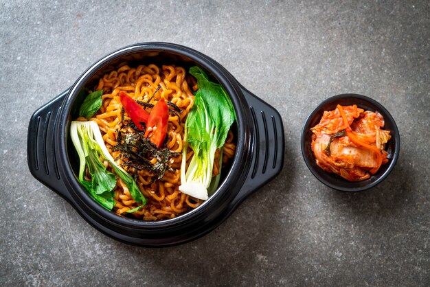 macarrão instantâneo coreano com vegetais e kimchi