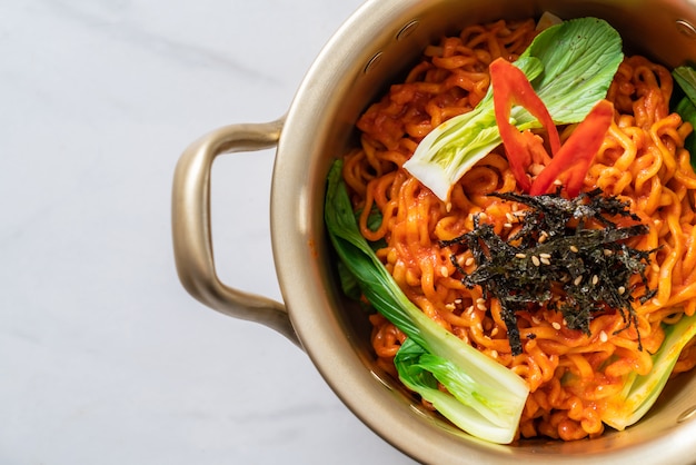 macarrão instantâneo coreano com vegetais e kimchi