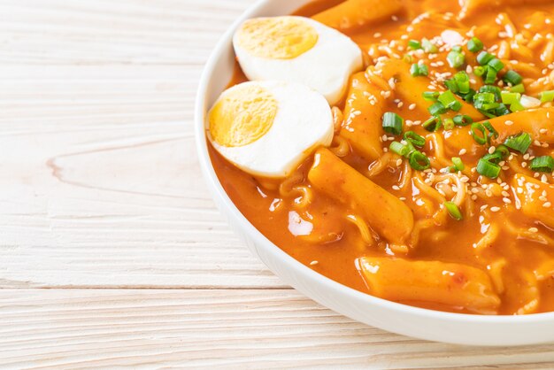 Macarrão instantâneo coreano e tteokbokki ao molho picante coreano, rabokki. comida coreana