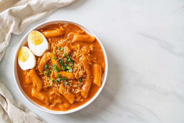 Macarrão instantâneo coreano e Tteokbokki ao molho picante coreano, Rabokki. Comida coreana