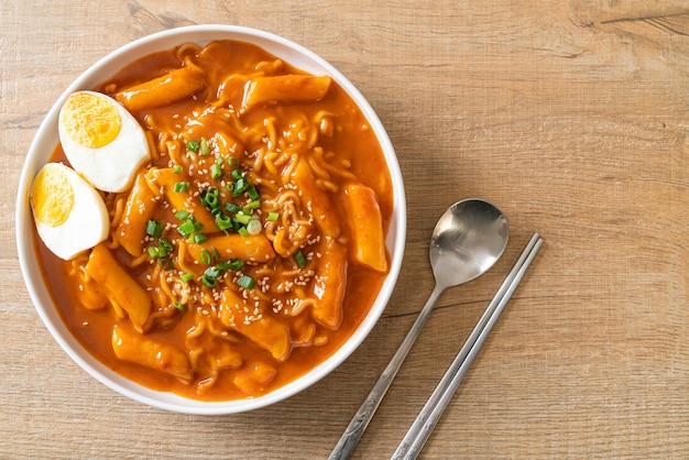 Macarrão instantâneo coreano e tteokbokki em molho picante coreano, rabokki - estilo de comida coreana