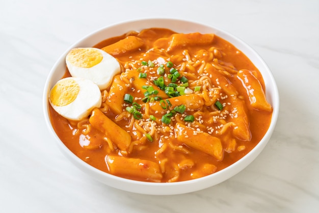 Macarrão instantâneo coreano e Tteokbokki em molho picante coreano, Rabokki