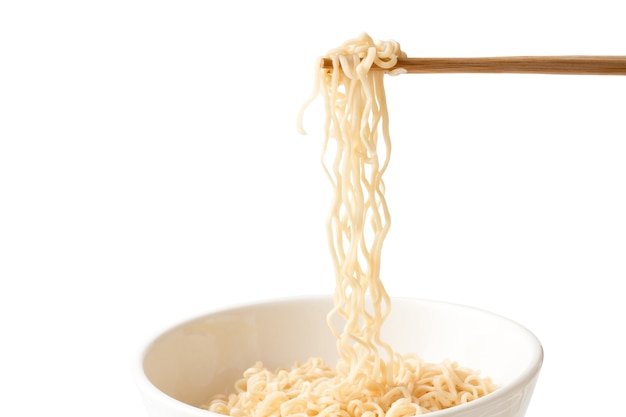 Macarrão Instantâneo em tigela de cerâmica com pauzinhos.