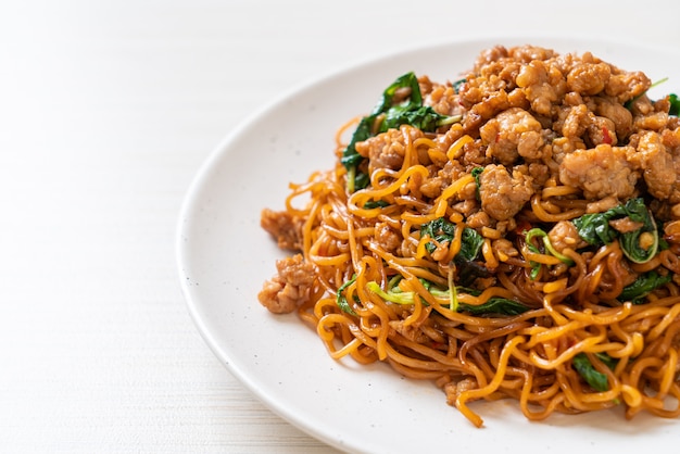 macarrão instantâneo frito com manjericão tailandês e carne de porco picada