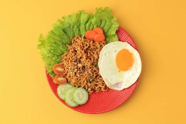 Macarrão instantâneo indonésio Indomie Goreng com ovo Sunny Side