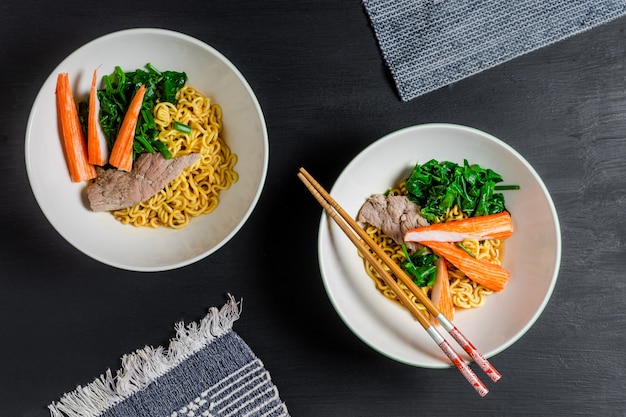 Macarrão instantâneo picante com carne e caranguejo