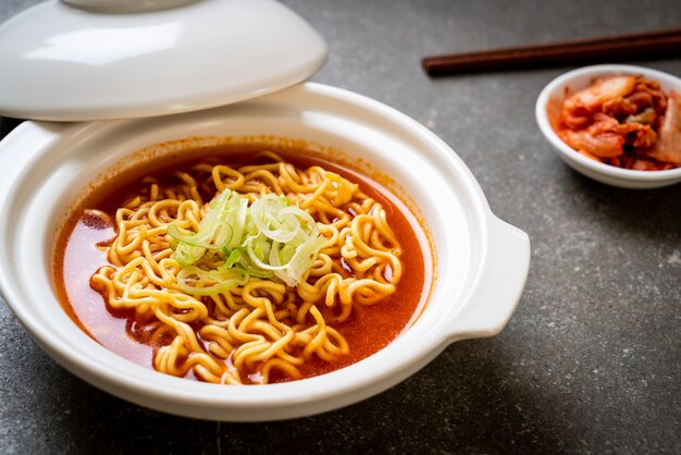 Macarrão instantâneo picante coreano com kimchi