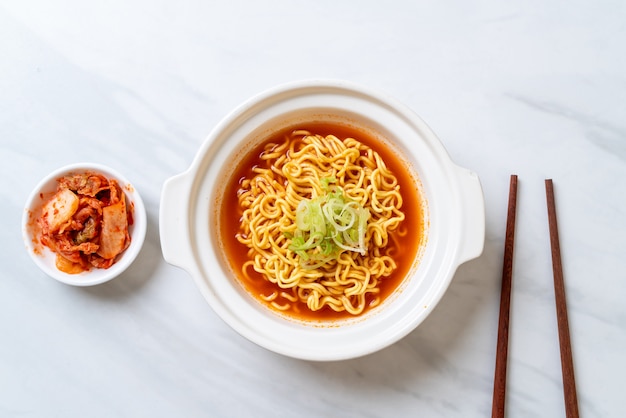 macarrão instantâneo picante coreano com kimchi