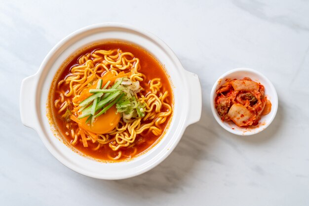 macarrão instantâneo picante coreano com ovo, vegetais e kimchi