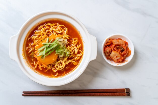 Macarrão instantâneo picante coreano com ovo, vegetais e kimchi