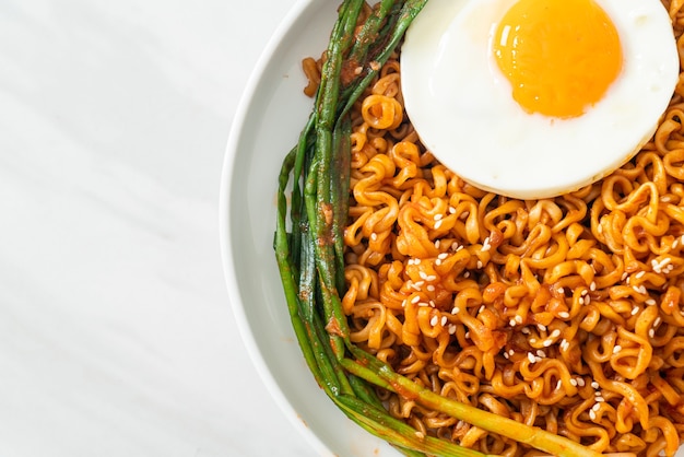 Macarrão instantâneo picante coreano seco caseiro com ovo frito