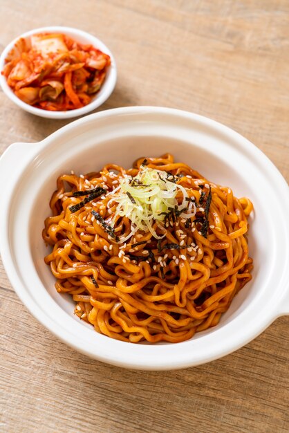 Macarrão instantâneo quente e picante coreano com kimchi