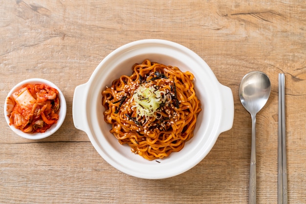 Macarrão instantâneo quente e picante coreano com kimchi