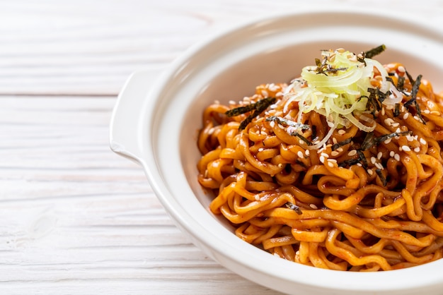 Macarrão instantâneo quente e picante coreano com kimchi