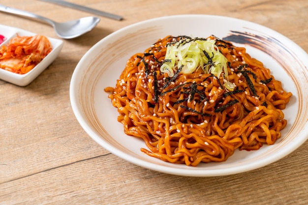 Macarrão instantâneo quente e picante coreano com kimchi