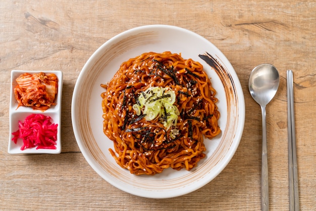 Macarrão instantâneo quente e picante coreano com kimchi