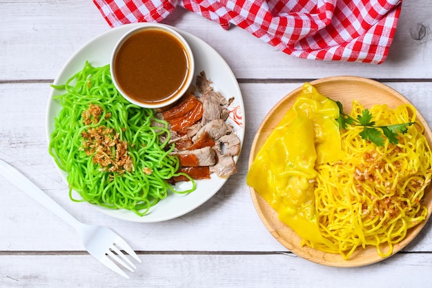 Macarrão jade e macarrão amarelo comida asiática da tailândia pato assado com macarrão jade e bolinhos de carne de porco no prato e molho de pato macarrão verde comida chinesa