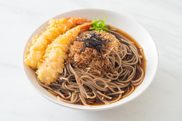 Macarrão japonês com tempura de camarão