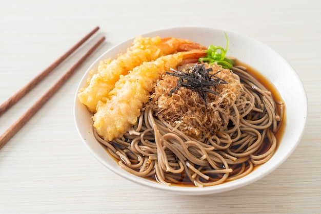 Macarrão japonês com tempura de camarão