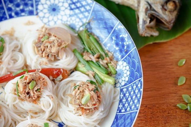 Macarrão Kanom Jeen Nam Ya com molho de curry de peixe