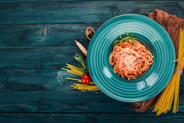 Macarrão Linguine com tomate Em um fundo de madeira Cozinha italiana Vista superior Copiar espaço