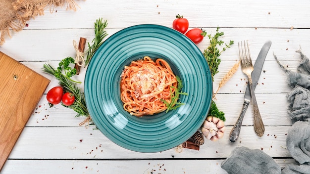 Macarrão linguine com tomate em um fundo de madeira cozinha italiana vista superior copiar espaço