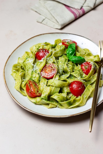 Macarrão linguini com molho pesto tomate e queijo Alimentação saudável Comida vegetariana Cozinha italiana