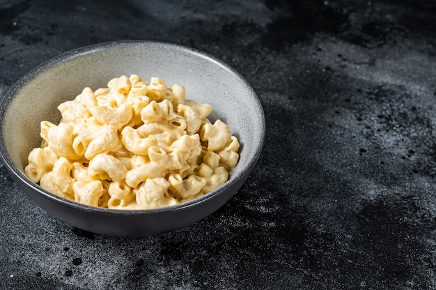 Macarrão macarrão americano com queijo e macarrão com molho de queijo cheddar