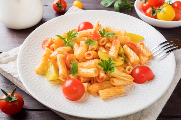 Macarrão, macarrão com molho de tomate e queijo em um prato