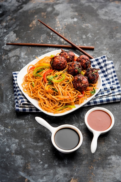 Macarrão manchurian hakka ou schezwan, comida popular da indochina servida em uma tigela. foco seletivo