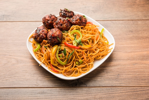 Macarrão Manchurian Hakka ou Schezwan, comida popular da Indochina servida em uma tigela. foco seletivo