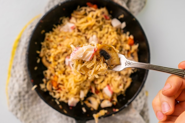 Macarrão na frigideira com cogumelos e tomate cereja, massas italianas cozidas