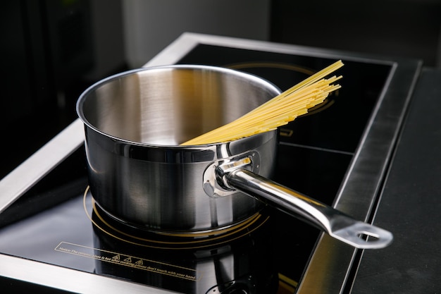 Macarrão na frigideira na cozinha de um restaurante