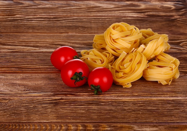 Macarrão na madeira com tomate