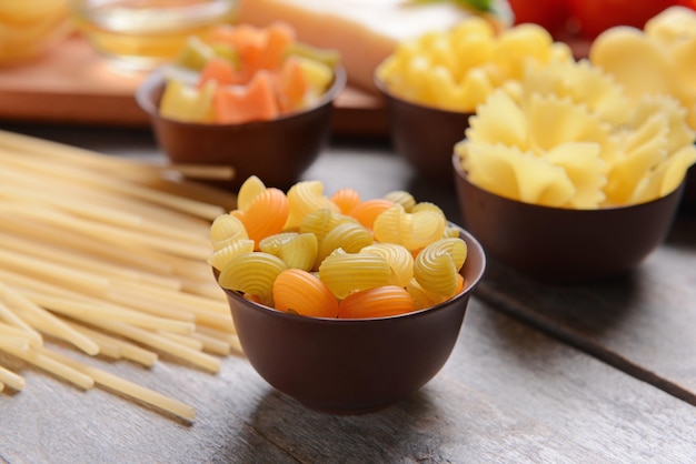 Macarrão na mesa de madeira