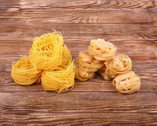 Macarrão na parede de madeira