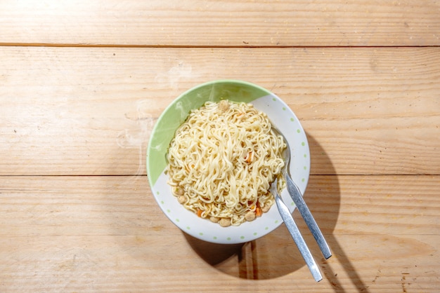 Macarrão na tigela com colher e garfo