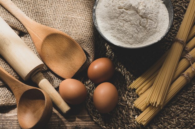 Macarrão não cozido em fundo de madeira